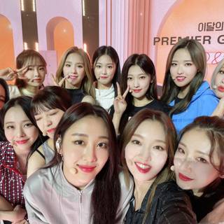 Loona group selfie wallpaper