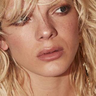 Louisa Johnson wallpaper