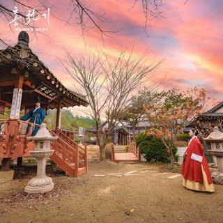 Lovers of the Red Sky wallpaper