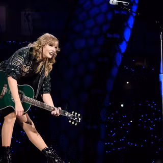 Taylor Swift guitar wallpaper
