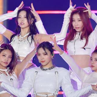 Itzy Sneakers wallpaper