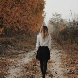 Autumn downtown girl wallpaper