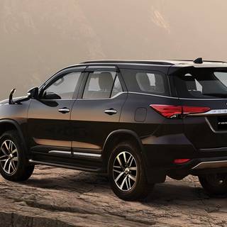 Fortuner Legender car wallpaper