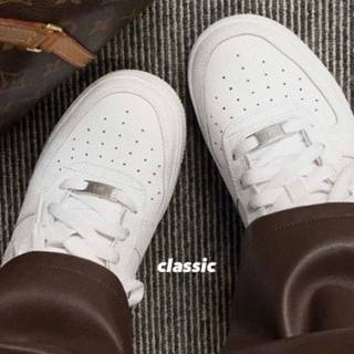 White and brown wallpaper