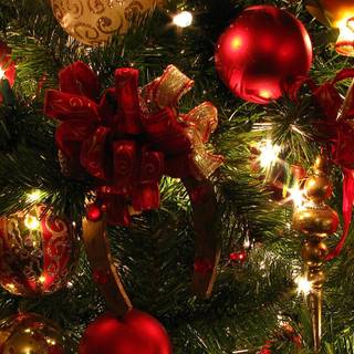 Red green and gold Christmas wallpaper