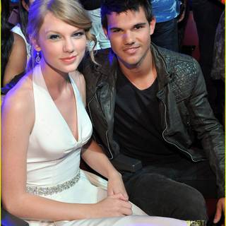 Taylor Swift and Taylor Lautner wallpaper