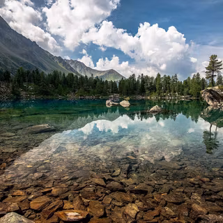 Clear water lake wallpaper