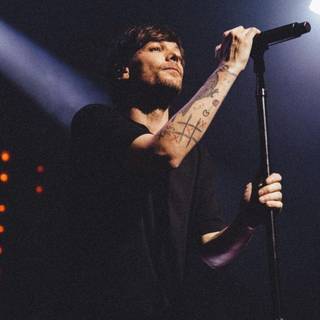 Louis Tomlinson laptop wallpaper