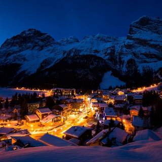 Snowy town wallpaper