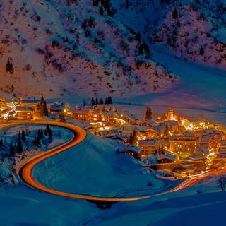 Snowy town wallpaper