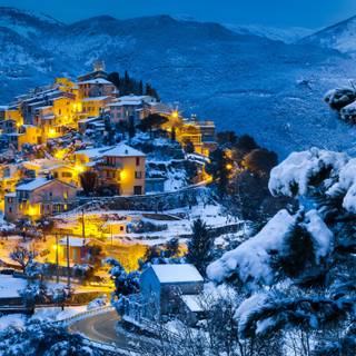 Snowy town wallpaper