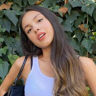 Olivia Rodrigo laptop wallpaper