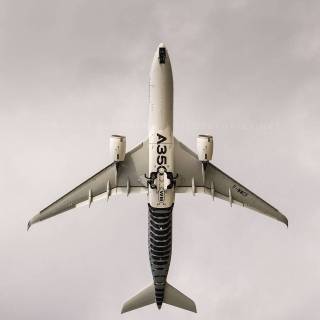 Airbus A350 Xwb iPhone 15 wallpaper