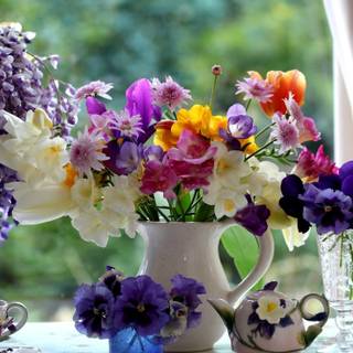 Spring flower vase wallpaper