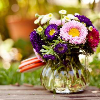 Spring flower vase wallpaper