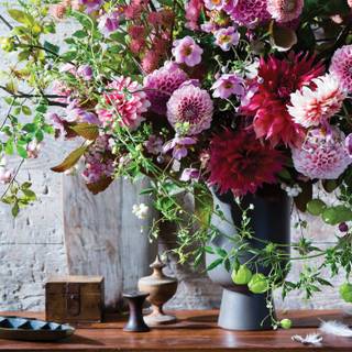 Spring flower vase wallpaper