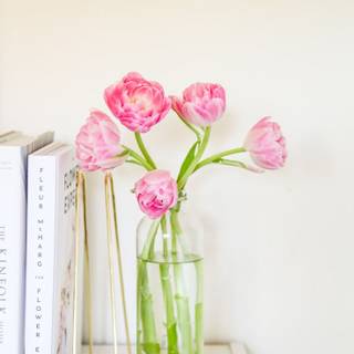 Spring flower vase wallpaper