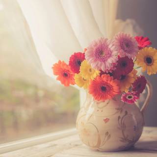 Spring flower vase wallpaper