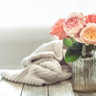 Spring flower vase wallpaper