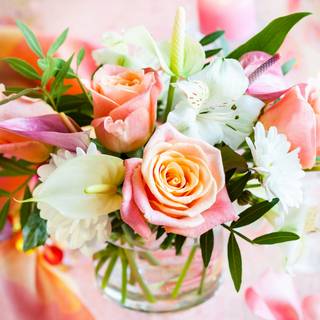 Spring flower vase wallpaper