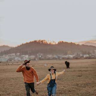 Female and male friends wallpaper