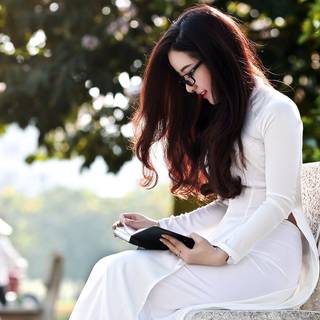 Reading spring wallpaper