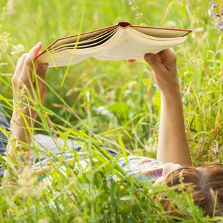 Reading spring wallpaper