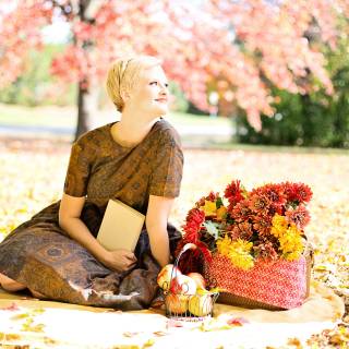 Reading spring wallpaper