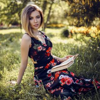 Reading spring wallpaper