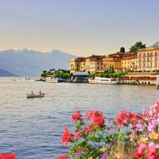 Lake Como Italy wallpaper