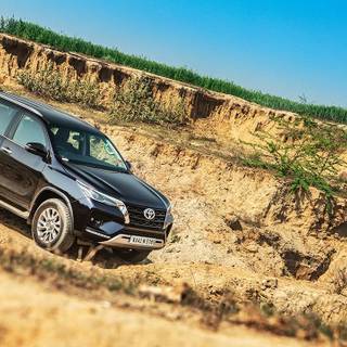 Toyota Fortuner Legender wallpaper