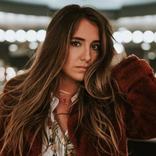 Lainey Wilson wallpaper