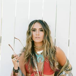 Lainey Wilson wallpaper