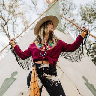 Lainey Wilson wallpaper