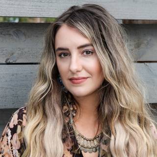 Lainey Wilson wallpaper