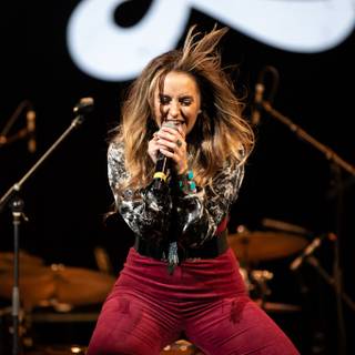 Lainey Wilson wallpaper