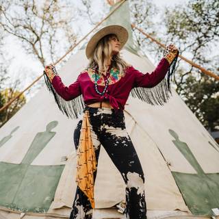 Lainey Wilson wallpaper