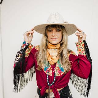 Lainey Wilson wallpaper