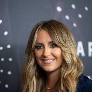 Lainey Wilson wallpaper