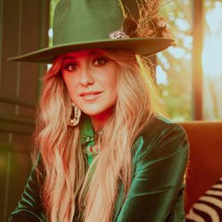 Lainey Wilson wallpaper
