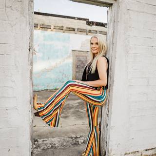 Lainey Wilson wallpaper