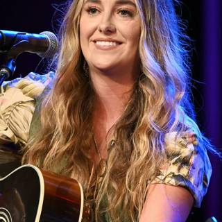 Lainey Wilson wallpaper