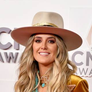 Lainey Wilson wallpaper