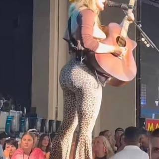 Lainey Wilson wallpaper