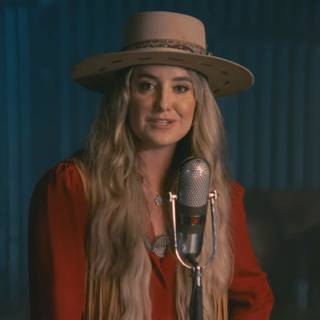 Lainey Wilson wallpaper