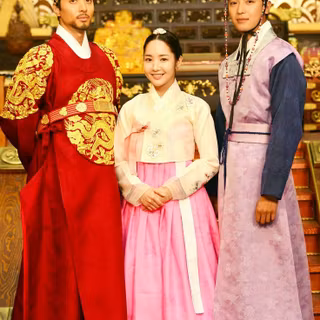 Queen for Seven Days wallpaper