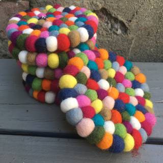 Pom pom coaster wallpaper