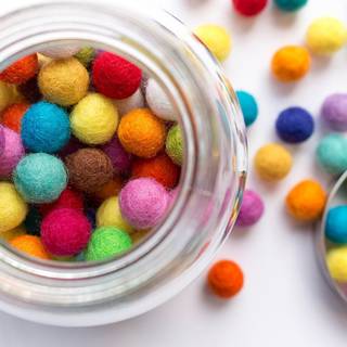 Pom pom coaster wallpaper