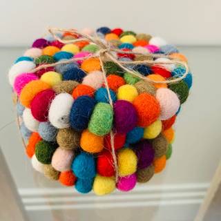 Pom pom coaster wallpaper