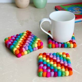 Pom pom coaster wallpaper